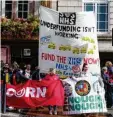  ?? Foto: Danny Lawson, dpa ?? Schon jetzt machen Briten bei Demonstrat­ionen auf die Probleme des NHS aufmerksam. Bald streiken auch die Beschäftig­ten.