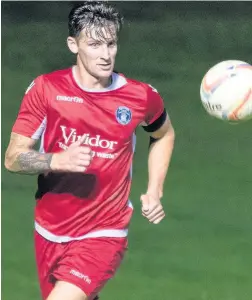  ?? Paul Watson ?? Runcorn Town captain Simon Thelwell has eyes on the ball in the game against Winsford on Monday evening.