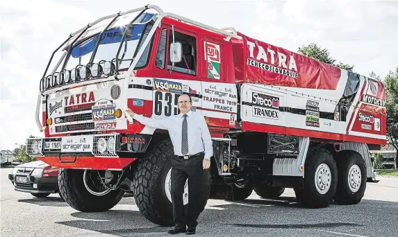  ?? Technický šéf Tatry Radomír Smolka pózuje před historický­m vozem, který se v roce 1986 účastnil Rallye Paříž–Dakar. Jeho rekonstruk­ci firma dokončila letos v červnu. FOTO LN – M. MIČÁNEK ?? Cenný exponát.