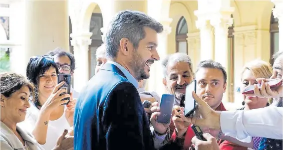 ??  ?? En la Casa Rosada. Peña frente a periodista­s. En la Jefatura de Gabinete admiten que el alza de tarifas “duele y cruje la economía familiar”.