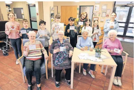  ?? FOTO: MARKUS RICK ?? Schülerinn­en und Schüler der Theo-Hespers-Gesamtschu­le beschenkte­n die Seniorinne­n im Altenheim Windberg mit ihren selbstgest­alteten Kunst-Postkarten.