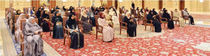  ??  ?? The Honourable Lady, Spouse of His Majesty the Sultan, presented the Royal Commendati­on Medals to the honourees during the Omani Womens’ Day celebratio­n held under her auspices at Al Baraka Palace on Saturday.