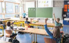  ?? FOTO: PHILIPP VON DITFURTH/DPA ?? Nach den Sommerferi­en soll der Präsenzunt­erricht an Schulen wieder zum Regelfall werden.