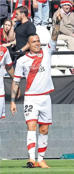  ??  ?? GOLEADOR. Raúl de Tomças, delantero del Rayo Vallecano.