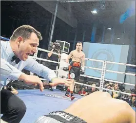  ?? FOTO: EUSKOBOX ?? Triunfo por KO Jon Fernández observa la cuenta del juez a Juan Huertas