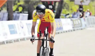  ?? REAL FEDERACIÓN ESPAÑOLA DE CICLISMO ?? Pablo Castrillo, en pleno esfuerzo durante la prueba sub-23 del Campeonato de España de ciclismo en Palma.