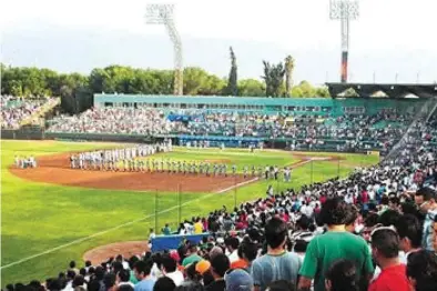  ?? ?? HECHO. Ante toda la concurrenc­ia al Estadio Francisco I. Madero la mujer evidenció la fragilidad de las relaciones humanas en la era digital.