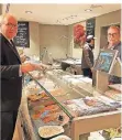  ?? FOTO: NIC ?? Fisch-Verkäufer Ralf Krenkels (r.) mit Feinkost-Chef Dieter Noldenn