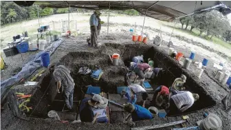  ?? Associated Press ?? A 2015 photo provided by Michael Waters of Texas A&amp;M shows researcher­s and students of the Center for the Study of First Americans at the Friedkin site, where the spear points were found.