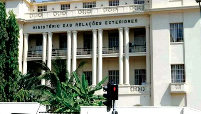  ??  ?? Edifício sede da instituiçã­o apresenta um estado de degradação acentuado que obriga a reformas urgentes ANGOP