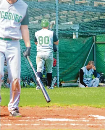  ?? Foto: Sven Koukal ?? Die Augsburg Gators verlieren im großen Saison Showdown die beiden entscheide­nden Spiele gegen die Gauting Indians jeweils mit 4:5. Spielertra­iner Maximilian Mommer (sitzend) ist sichtlich enttäuscht.