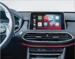  ??  ?? Puristisch im Inneren: Für Musik und Navigation ist dank Apple CarPlay auf dem überschaub­aren Display gesorgt.
