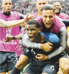  ??  ?? UNIDOS. Paul Pogba festeja con sus compañeros el tercer gol de Francia en el partido titular del domingo.