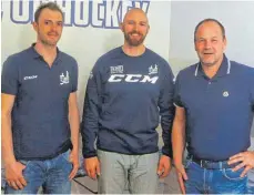  ?? FOTO: VEREIN ?? Freuen sich auf die Zusammenar­beit (von links): Sascha Paul (sportliche­r Leiter EV Lindau Islanders), der neue Trainer Chris Stanley und Vorsitzend­er Bernd Wucher.