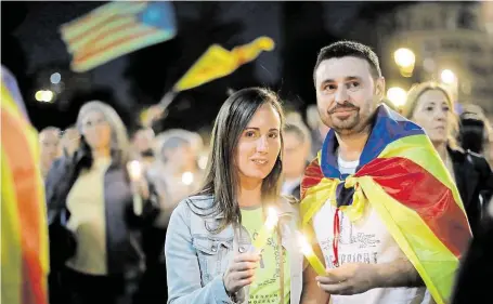  ?? Stoupenci katalánské nezávislos­ti protestova­li v Barceloně proti zadržení separatist­ických vůdců Jordiho S`ancheze a Jordiho Cuixarta. FOTO REUTERS ?? Tichý protest.