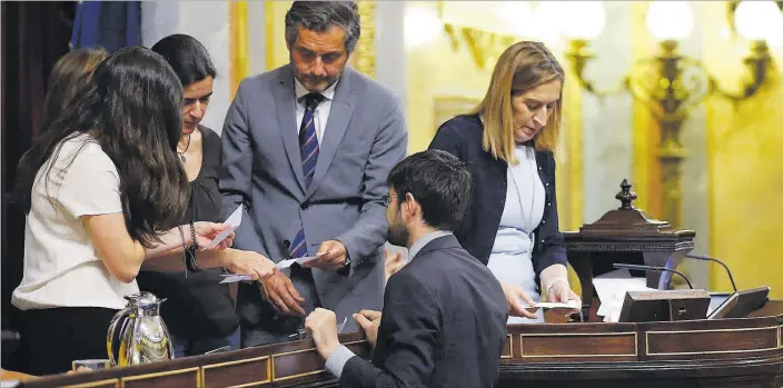  ?? EFE / J.P. GANDUL ?? La presidenta del Congreso, Ana Pastor (derecha), y el resto de miembros de la Mesa realizan un recuento de votos tras la confusión creada por el error de los dos diputados.