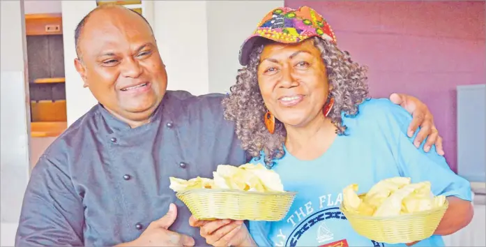  ?? Picture: ELIKI NUKUTABU ?? Vude Queen Laisa Vulakoro shares a light moment with Peninsula Hotel executive chef Luke Ravuwai Ratavua as she holds two baskets of papadums at the Peninsula Hotel in Suva.