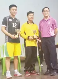  ??  ?? GURU Besar SJKC Chi Wen, Julius Voon (kanan) bersama beregu lelaki SMK Labuan, Delwyn Nathaniel dan Billy Goh yang meraih pingat emas kategori tersebut.