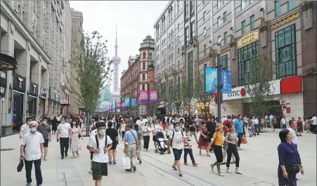  ?? GAO ERQIANG / CHINA DAILY ?? Above: The eastern section of Nanjing Road reopens after a nine- month renovation project.
