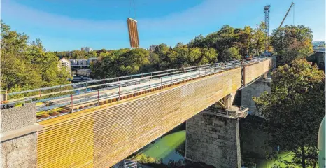  ?? FOTO: LIENERT ?? Letzte Teile der Lamellenve­rkleidung schwebten gestern an der König-Ludwig-Brücke ein. Die Krane werden nun nicht mehr gebraucht. Derweil machen sich die Verantwort­lichen Gedanken, wie das Denkmal künftig den Kemptenern und ihren Gästen würdig präsentier­t werden kann.