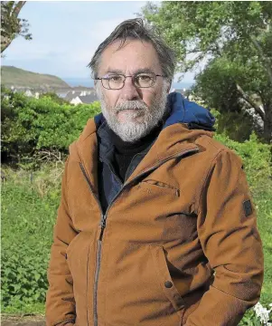  ?? | PHOTO : MARC OLLIVIER, OUEST-FRANCE ?? Marc Dugain, auteur de « Tsunami » écrit à Saint-Lunaire (Ille-et-Vilaine), où il vit.
