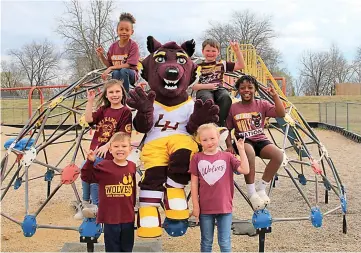  ?? Submitted photo ?? Young Lake Hamilton students pose with the Wolves mascot on the playground.