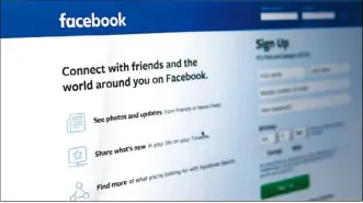  ??  ?? 媒體報導，臉書被指以用戶個資為­餌，對企業界招攬行動廣告­的生意，可能讓臉書侵害用戶個­人隱私的爭議再起。 (Getty Images)