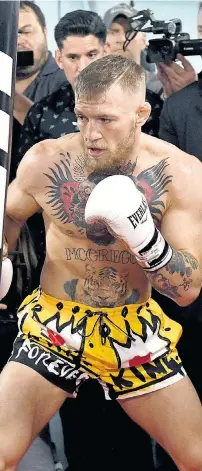  ??  ?? Boxer Floyd Mayweather (links) hat alle seine Profikämpf­e gewonnen. Eine Pleite gegen den Mixed-Martial-Arts-Star Conor McGregor wäre eine Sensation. Dennoch hat der Ire schon gewonnen.