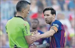  ??  ?? LEO MESSI. El argentino vio la tarjeta amarilla ante el Athletic en la séptima jornada por protestar a Jaime Latre como primer capitán del Barcelona.