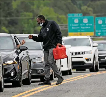  ?? REUTERS ?? Für Benzin Schlange stehen: In North Carolina war der Kraftstoff die letzten Tage knapp.