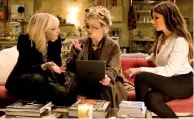  ??  ?? Cate Blanchett, Helena Bonham Carter et Sandra Bullock dans «Ocean’s 8» de Gary Ross © Warner Bros. Entertainm­ent Inc.