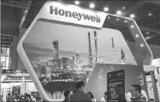  ?? LYU LIANG / FOR CHINA DAILY ?? Participan­ts check out an intelligen­t manufactur­ing display at the Honeywell booth during the China Internatio­nal Industry Fair 2019 in Shanghai.