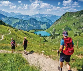  ?? Archivfoto: Ralf Lienert ?? In den Allgäuer Bergen und Wandergebi­eten wie hier oberhalb des Seealpsees bei Oberstdorf soll bald wieder einiges los sein. Das prognostiz­iert eine Umfrage des Bayerische­n Zentrums für Tourismus.