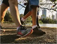  ??  ?? A caminhada é a atividade querida de muitos londrinens­es que escolhem espaços naturais da cidade na manhã e fins de tarde