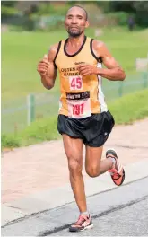  ??  ?? Mxolisa Fana (Grasshoppe­r Outeniqua Harriers) het ‘n skitterend­e tweede plek behaal in die marathon (42 km).
