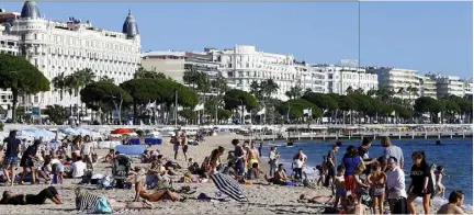  ?? (Photos Patrice Lapoirie et Frantz Bouton) ?? Avec la douceur du climat, les plages du départemen­t ont des allures estivales. Dans les hôtels c’est moins la joie avec un chiffre d’affaires en recul de  %.