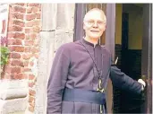  ?? ARCHIV-FOTO: GT ?? Pater Andreas Petith setzt die Gottesdien­ste auf der Klosterwie­se trotz des Herbstwett­ers fort, nur ein Termin sei wegen Regens ausgefalle­n.