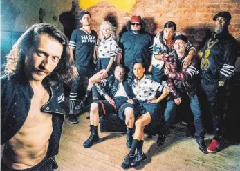  ?? FOTO: DAN EFRAM ?? Hat das neue Album von Gogol Bordello selbst produziert: Eugene Hütz (links im Bild), seines Zeichens Frontmann einer kulturell höchst vielfältig­en Truppe.