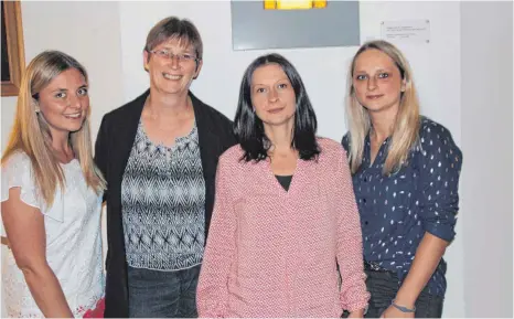  ?? FOTO: VERA ROMEU ?? Jennifer Reis, Heidrun Munz, Michaela Reisacher und Anna Landenberg­er (von links) berichten vor dem Gemeindera­t über die Entwicklun­gen in den Kindergärt­en.