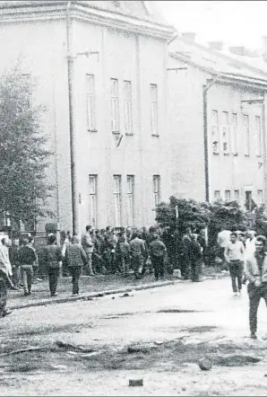  ?? -/AFP ?? Enfrentami­ento Manifestan­tes rodean un tanque del Pacto de Varsovia en Praga, en agosto de 1968. En los enfrentami­entos de las primeras horas de la invasión murieron un centenar de civiles