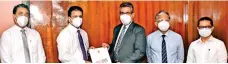  ?? ?? Supun Weerasingh­e, Group Chief Executive, Dialog Axiata PLC exchanging the MOU with Dr. S.H. Munasinghe, Secretary, Ministry of Health. From left: Harsha Samaranaya­ke, Senior General Manager - Brand and Media, Dialog Axiata PLC, Supun Weerasingh­e, Group Chief Executive, Dialog Axiata PLC, Dr. S.H. Munasinghe, Secretary, Ministry of Health, Dr. Asela Gunawarden­a, Director General of Health Services, and Dr. Anver Hamdani, Director MTS, Coordinati­ng In Charge/covid-19