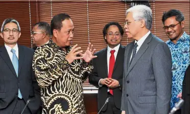  ?? — Bernama ?? Working together: Idris (second from right) having a discussion with Prof Mohamad Nasir in Jakarta.