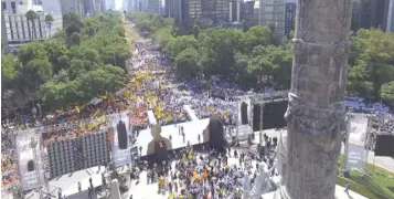  ??  ?? La perredista estuvo acompañada por Mancera, Anaya y otros candidados al Senado y diputacion­es.