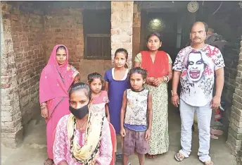  ?? — AFP photo ?? Jyoti Kumari Paswan (centre, bottom) and her family stand in front of their house in Siruhully village at Darbhanga district.