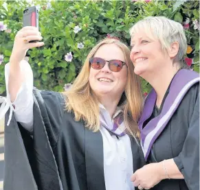  ??  ?? All smiles A‘selfie’during the graduation