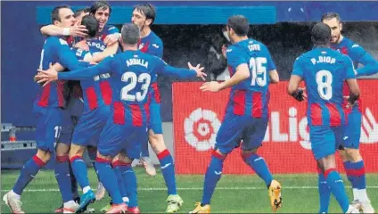  ?? FOTO: EFE ?? Kike García celebra un gol con sus compañeros
El Eibar se mantiene en la pelea por la salvación tras tumbar al Alavés