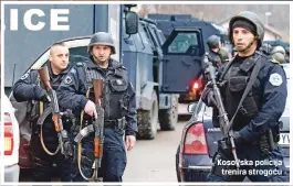  ??  ?? Kosovska policija
trenira strogoću