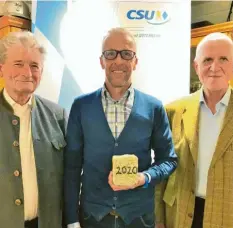  ?? Foto: Armin Schmid ?? Altbürgerm­eister Hermann Häußler (links) und der CSU-Ortsvorsit­zende Georg Deil (rechts) gratuliere­n Wolfgang Berrens zur Kandidatur.