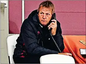  ??  ?? PHONE A FRIEND: now working at West Ham Stuart Pearce ferries important messages to the bench from the self-isolating Hammers manager David Moyes