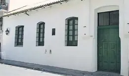  ??  ?? 5
Estilo colonial. La casa del virrey Liniers es de fines del siglo XVIII. Lo que mejor se conservó fue la fachada, austera, con muros gruesos, herrería y la a puerta “alta” para el paso de carruajes. Según el Ente de Turismo porteño, allí se trataron...